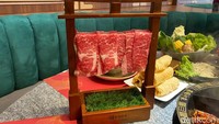 Tentunya tak lengkap makan hot pot tanpa irisan daging sapi. Di Shu Guo Yin Xiang, pengunjung bisa memesan daging sapi US Angus Short Rib Prime. Foto: detikFood