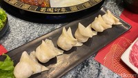 Ada juga menu Fresh Prawn Wonton, pangsit rebus isi udang yang cocok dimakan dengan kuah  Szechuan Mala ekstra pedas. Foto: detikFood