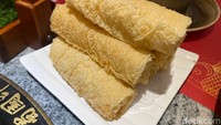Menu Bean Curd yang enak, paling cocok dicelupkan ke kuah sup Mala yang pedas dan panas. Rasanya dijamin bikin nagih. Foto: detikFood