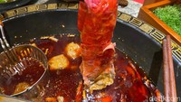 Irisan daging sapi yang tipis, cukup dicelupkan selama 30 detik di kuah hot pot sebelum dinikmati. Teksturnya lembut dengan rasa juicy dari daging yang terasa kuat. Foto: detikFood