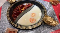 Untuk menu andalan di Shu Guo Yin Xiang ada Szechuan Mala hot pot. Kuah hot pot ini dibuat dari minyak Mala original, tambahan cabe Szechuan, rempah serta paduan kaldu ayam yang berkualitas. Foto: detikFood