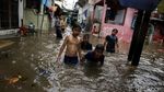 Riangnya Anak-anak di Tebet Main Air di Kolam Renang Dadakan
