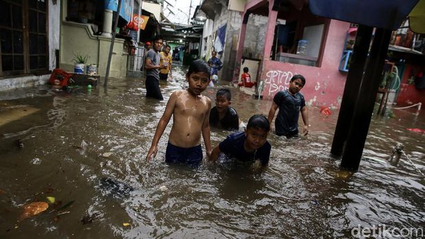 Banjir yang melanda kawasan Tebet Barat dimanfaatkan anak-anak untuk bermain air. Tawa riang mereka terlihat saat asyik berenang di kolam renang dadakan itu.