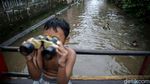 Riangnya Anak-anak di Tebet Main Air di Kolam Renang Dadakan