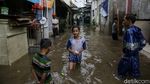 Riangnya Anak-anak di Tebet Main Air di Kolam Renang Dadakan