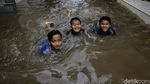 Riangnya Anak-anak di Tebet Main Air di Kolam Renang Dadakan
