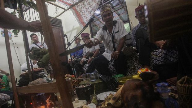 Sejumlah keluarga duka melakukan prosesi ritual adat Tantulak Ambun Rutas Matei, di Palangkaraya, Kalimantan Tengah, Rabu (17/2/2021) malam. Ritual tersebut dilakukan oleh masyarakat adat Dayak Ngaju Kaharingan Kalteng bertujuan untuk mengantarkan arwah yang sudah meninggal ke tempat penantian sementara di Lewu Bukit Nalian Lanting (dekat dengan surga) sekaligus membersihkan keluarga duka dari penyakit serta terhindar dari mara bahaya. ANTARA FOTO/Makna Zaezar/foc.