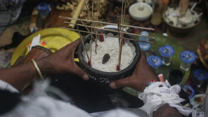 Sejumlah keluarga duka melakukan prosesi ritual adat Tantulak Ambun Rutas Matei, di Palangkaraya, Kalimantan Tengah, Rabu (17/2/2021) malam. Ritual tersebut dilakukan oleh masyarakat adat Dayak Ngaju Kaharingan Kalteng bertujuan untuk mengantarkan arwah yang sudah meninggal ke tempat penantian sementara di Lewu Bukit Nalian Lanting (dekat dengan surga) sekaligus membersihkan keluarga duka dari penyakit serta terhindar dari mara bahaya. ANTARA FOTO/Makna Zaezar/foc.