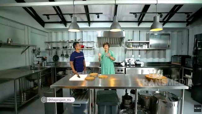 Dapur menjadi area terpenting bagi Renatta sebagai seorang juru masak. Area masak-memasak pun dibuat lebih maksimal. (Foto: YouTube/Trans TV Official)