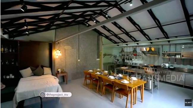 Seperti sebuah apartemen tipe studio, tak ada sekat yang memisahkan setiap area di dalam rumah. Kamar, dapur dan ruang makan menjadi satu. (Foto: YouTube/Trans TV Official)