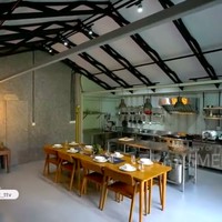 Seperti sebuah apartemen tipe studio, tak ada sekat yang memisahkan setiap area di dalam rumah. Kamar, dapur dan ruang makan menjadi satu. (Foto: YouTube/Trans TV Official)