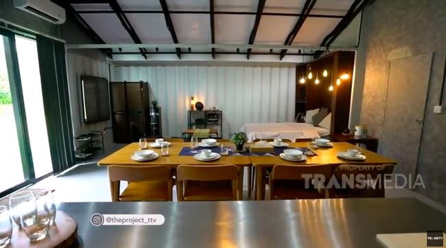 Meski dihuni sendiri, Chef Renatta menggunakan meja makan panjang yang dapat memuat banyak orang. Karena pemilik rumah suka mengadakan private dining party, kata Geraldy. (Foto: YouTube/Trans TV Official)
