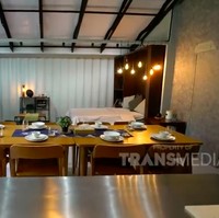 Meski dihuni sendiri, Chef Renatta menggunakan meja makan panjang yang dapat memuat banyak orang. Karena pemilik rumah suka mengadakan private dining party, kata Geraldy. (Foto: YouTube/Trans TV Official)