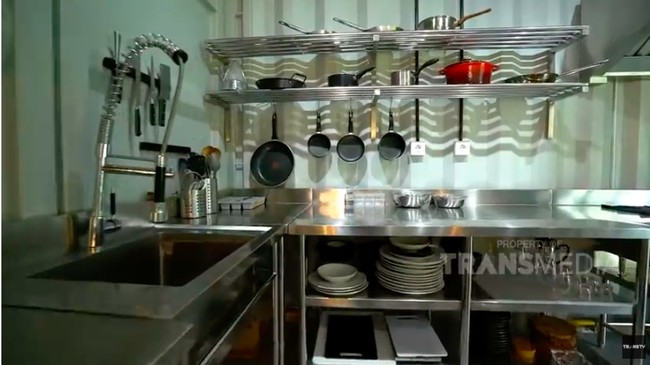 Berkonsep dapur profesional seperti di restoran mewah, material stainless mendominasi. Selain tak mudah lengket sama bahan makanan, bahan ini juga tahan lama, katanya. (Foto: YouTube/Trans TV Official)