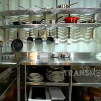 Berkonsep dapur profesional seperti di restoran mewah, material stainless mendominasi. Selain tak mudah lengket sama bahan makanan, bahan ini juga tahan lama, katanya. (Foto: YouTube/Trans TV Official)