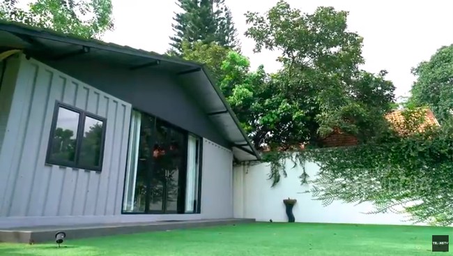 Inilah tampak depan rumah Chef Renata yang bentuknya sederhana. Diungkapkan sang arsitek, Geraldy Chiko, di acara The Project Trans TV, bentuk rumah tersebut terinspirasi dari gambar masa kecil Renatta. (Foto: YouTube/Trans TV Official)
