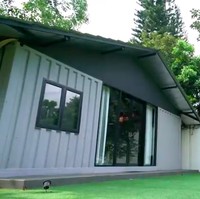 Inilah tampak depan rumah Chef Renata yang bentuknya sederhana. Diungkapkan sang arsitek, Geraldy Chiko, di acara The Project Trans TV, bentuk rumah tersebut terinspirasi dari gambar masa kecil Renatta. (Foto: YouTube/Trans TV Official)