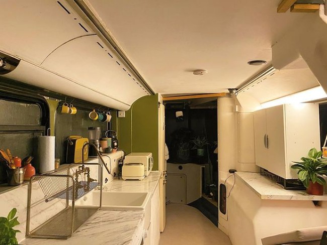 Setelah beberapa bulan pengerjaan, rumah impian mereka pun terwujud. Charlie dan Luke meghabiskan biaya sekitar Rp 292 juta untuk proyek ini. Foto: Instagram/@doubledeckerhome