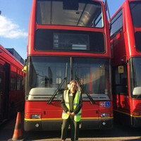 Pasangan Charlie McVicar dan Luke Walker ingin memiliki tempat tinggal tapi tidak ingin terikat dengan cicilan kredit yang bunganya besar atau menyewa rumah. Mereka pun mencari alternatif hunian yang ramah di kantong dan fleksibel. Foto: Instagram/@doubledeckerhome