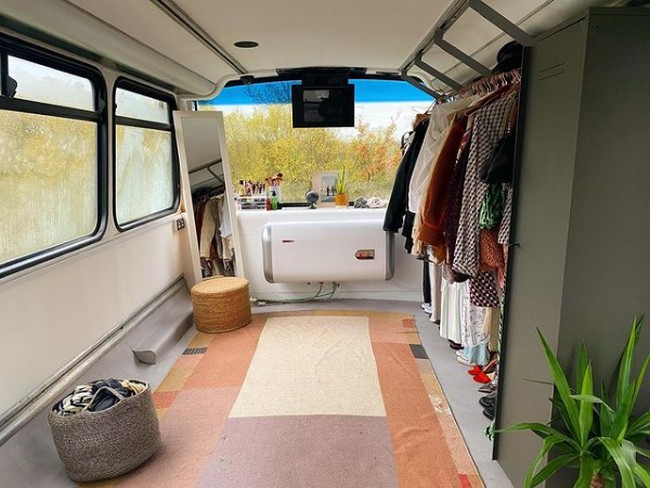 Sementara di lantai dua ada kamar tidur, bak mandi dan ruang pakaian. Foto: Instagram/@doubledeckerhome