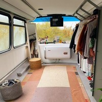 Sementara di lantai dua ada kamar tidur, bak mandi dan ruang pakaian. Foto: Instagram/@doubledeckerhome