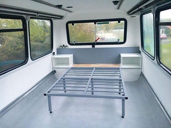 Kami suka bepergian dan ingin tempat di mana kami bisa pulang, lalu pergi lagi, dan punya fleksibilitas tinggi, ujar Charlie, seperti dikutip dari Bored Panda. Foto: Instagram/@doubledeckerhome