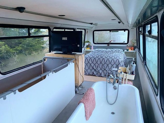 Sehari-harinya rumah mereka diparkir di lahan milik ayah Charlie di Essex, Inggris. Meskipun lahan tersebut dimiliki sang ayah, mereka tetap harus membayar sewa tanah tiap bulannya. Tapi biaya yang dikeluarkan tentu saja jauh lebih murah ketimbang menyewa apartemen atau menyicil rumah. Foto: Instagram/@doubledeckerhome