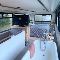 Sehari-harinya rumah mereka diparkir di lahan milik ayah Charlie di Essex, Inggris. Meskipun lahan tersebut dimiliki sang ayah, mereka tetap harus membayar sewa tanah tiap bulannya. Tapi biaya yang dikeluarkan tentu saja jauh lebih murah ketimbang menyewa apartemen atau menyicil rumah. Foto: Instagram/@doubledeckerhome