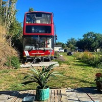 ses mengubah bus jadi tempat tinggal cukup menantang dan menguras energi serta pikiran. Sebab mereka mengerjakan renovasi sendiri dengan dibantu beberapa tenaga mekanik. Foto: Instagram/@doubledeckerhome