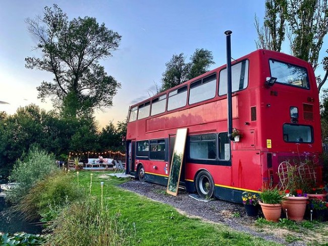 Pasangan ini lalu membeli Go-Ahead London Volvo Plaxton warna merah seharga sekitar Rp 48, juta, setelah beberapa kali mencari bus yang cukup untuk mengakomodir tubuh Luke yang memiliki tinggi 182 cm. Foto: Instagram/@doubledeckerhome