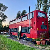 Pasangan ini lalu membeli Go-Ahead London Volvo Plaxton warna merah seharga sekitar Rp 48, juta, setelah beberapa kali mencari bus yang cukup untuk mengakomodir tubuh Luke yang memiliki tinggi 182 cm. Foto: Instagram/@doubledeckerhome