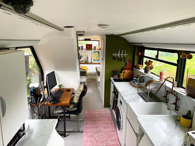 Lantai satu terdapat fasilitas dapur, toilet, meja kerja, kamar tamu/ruang tamu dan oven. Foto: Instagram/@doubledeckerhome