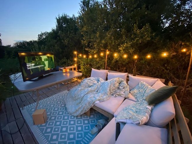 Keduanya juga membangun teras di luar bus yang dibangun dari lantai kayu, sofa, karpet serta meja kayu dan beberapa bohlam. Foto: Instagram/@doubledeckerhome