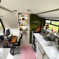 Lantai satu terdapat fasilitas dapur, toilet, meja kerja, kamar tamu/ruang tamu dan oven. Foto: Instagram/@doubledeckerhome