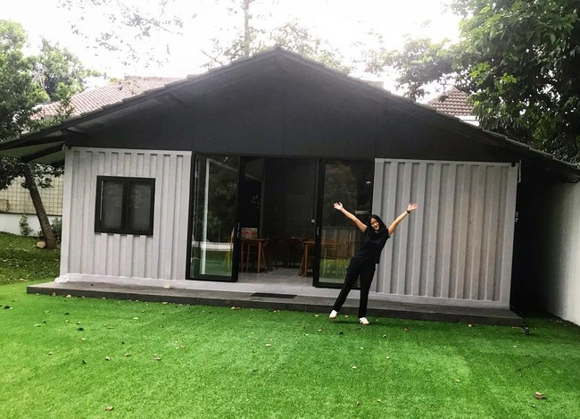 Luas rumah Chef Renatta hanya 36 meter persegi. Meski kecil, hunian yang disebut berkonsep weekend house ini memiliki daya tarik tersendiri berkat desainnya yang bergaya industrial. (Foto: Instagram/@renattamoeloek)