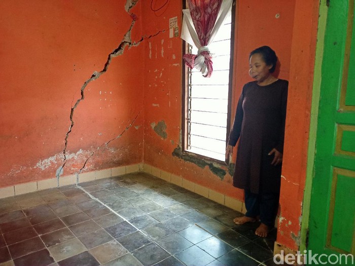 Rumah warga di Kabupaten Bandung mengalami retak gegara pergerakan tanah.