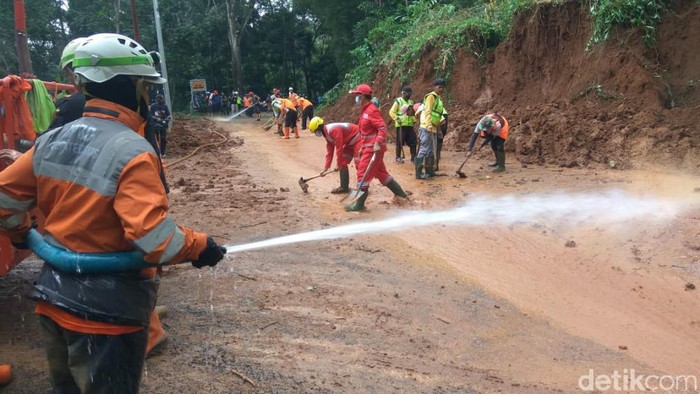 Sempat tertimbun longsor, jalan Ciamis-Cirebon kembali bisa dilalui