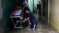 Hujan deras yang mengguyur kawasan Jakarta membuat sejumlah wilayah terendam banjir, salah satunya kawasan Tebet Barat, Jakarta Selatan.