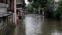 Banjir yang terjadi sejak pukul 13.00 WIB itu sempat mencapai ketinggian 1 meter.