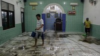 Banjir juga merendam Mushola Al-Muhajirin yang berada di kawasan Tebet Barat, Jakarta Selatan.