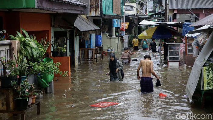Tebet Barat Kebanjiran Gegara Hujan Deras di Jakarta Banjir juga rendam kawasan Tebet Barat, usai kawasan Jakarta diguyur hujan deras. Banjir yang terjadi sejak pukul 13.00 WIB itu sempat capai ketinggian 1 meter.