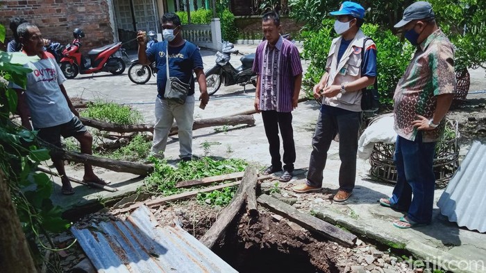 Tim Dinas ESDM Jateng turun tangan mengecek sumur warga di Klaten yang mendadak ambles, Kamis (18/2/2021).
