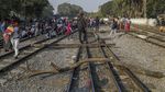 Tolak Kudeta Militer Myanmar, Demonstran Blokir Jalur Kereta Api