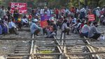 Tolak Kudeta Militer Myanmar, Demonstran Blokir Jalur Kereta Api