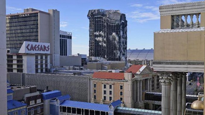 Trump Plaza Hotel dan Kasino milik Trump dihancurkan pada Rabu kemarin (17/2).
