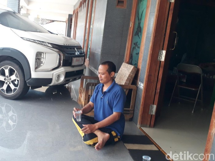 Ratusan warga Desa Sumurgeneng, Kecamatan Jenu, Tuban kini telah menjadi miliarder usai menerima uang ganti rugi lahan untuk kilang minyak. Namun ternyata, dulu banyak warga yang menolak kilang minyak tersebut.