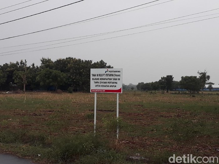 Desa Sumurgeneng, Kecamatan Jenu, Tuban disebut-sebut sebagai kampung miliarder. Sebab, ratusan warganya mendapat uang ganti rugi lahan untuk kilang minyak hingga miliaran Rupiah.
