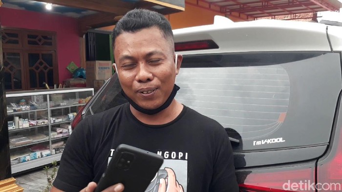 Warga Desa Sumurgeneng, Kecamatan Jenu, Tuban, beramai-ramai memborong mobil baru hingga videonya viral. Siap yang merekam dan mem-posting pertama kali di media sosial?