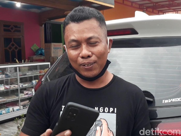 Warga Desa Sumurgeneng, Kecamatan Jenu, Tuban, beramai-ramai memborong mobil baru hingga videonya viral. Siap yang merekam dan mem-posting pertama kali di media sosial?