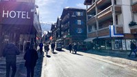 Jika melancong ke Zermatt, sempatkan untuk menyambangi jalan utama Bahnhofstrasse. Di sana terdapat berbagai pertokoan yang menjual cokelat, jam tangan, dan perhiasan. Selain itu hotel-hotel juga didirkan di sana. (Foto: iStock)